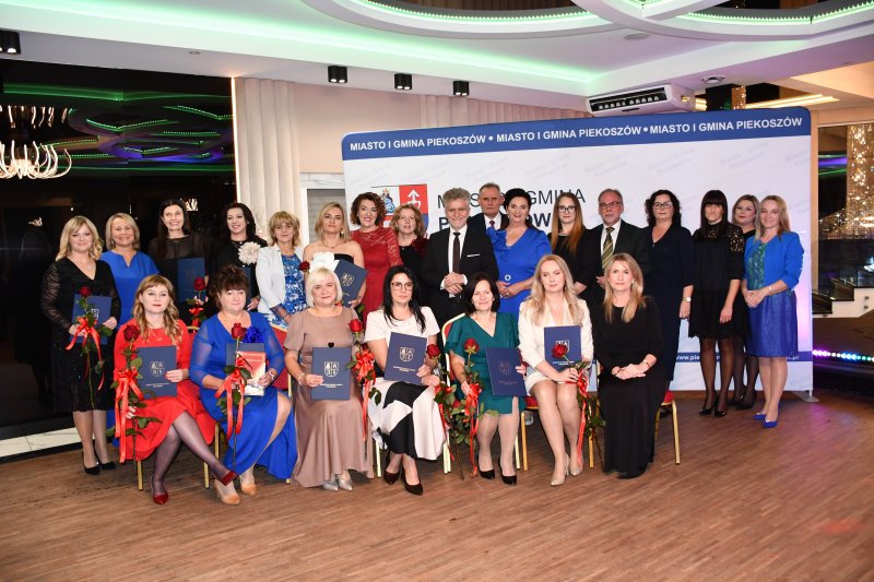 W Piekoszowie uroczyście obchodzono Dzień Edukacji Narodowej. Do wyróżniających się nauczycieli powędrowały nagrody!